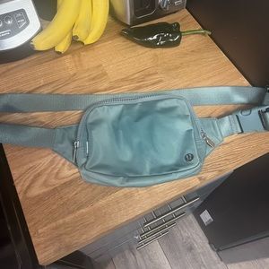 COPY - Lulu belt bag 2L in EUC.